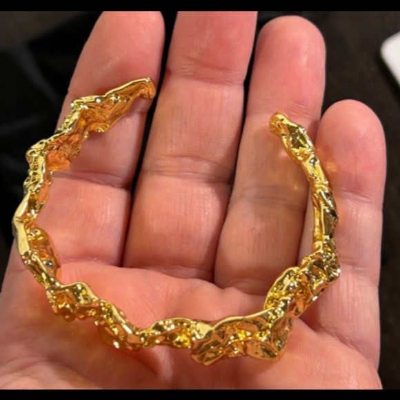 Amber Sceats Emery Cuff Bracelet Chunky Crushed Metal Design 24k Plated - NWT - Picture 14 of 16